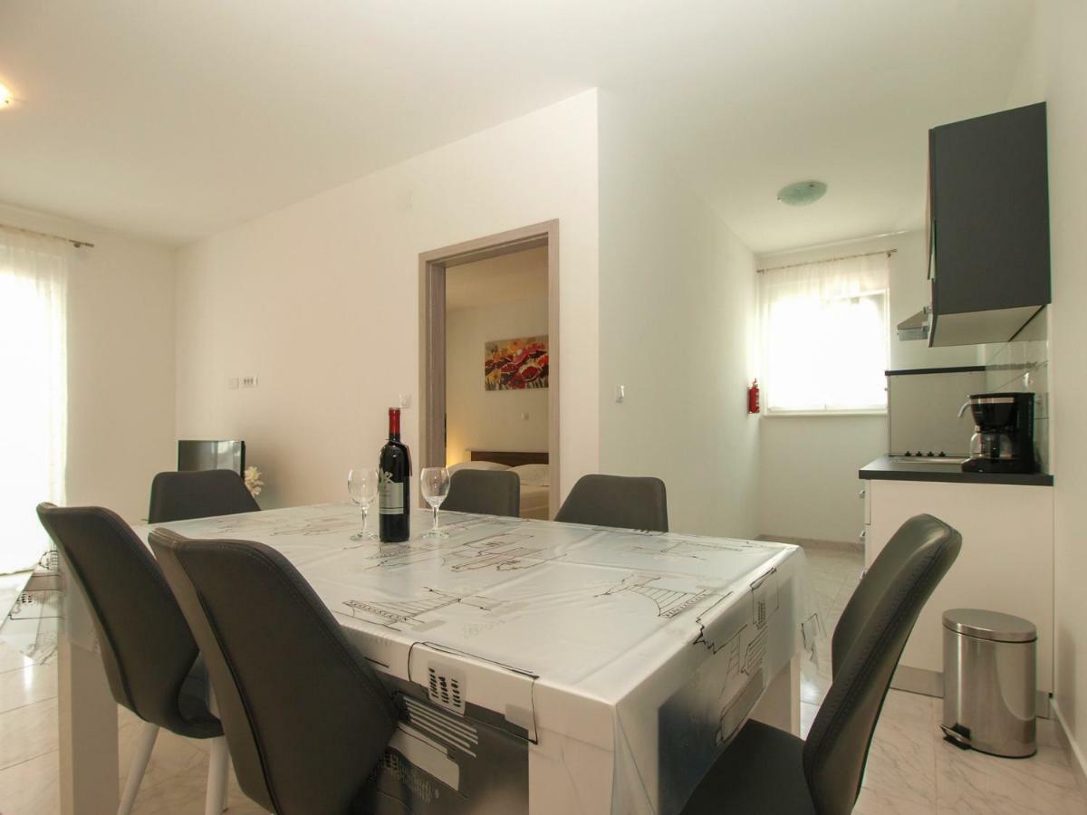 4 Stars Apartments-pikula Fazana